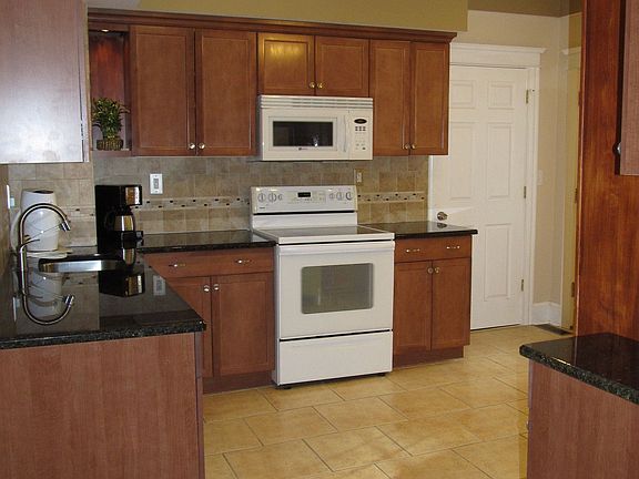 Plenty of Granite Counter Space and Room for Multiple Cooks!