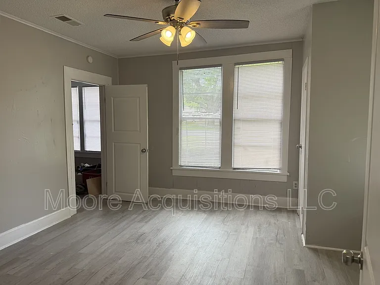 1108 W Center St — Photo 3