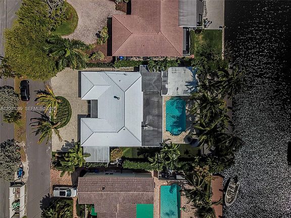 2nd image of 404 Coconut Isle Dr