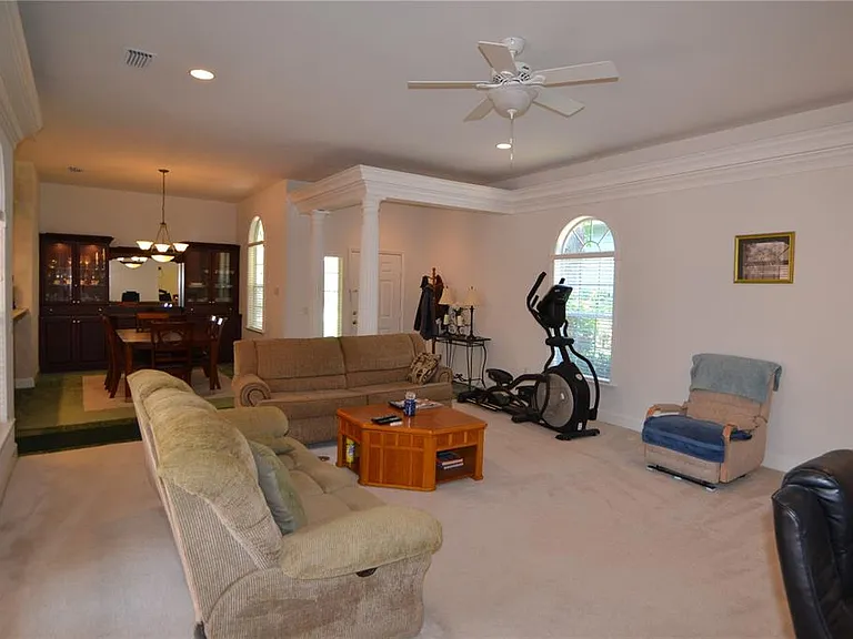 79 NW 48th Blvd — Photo 9