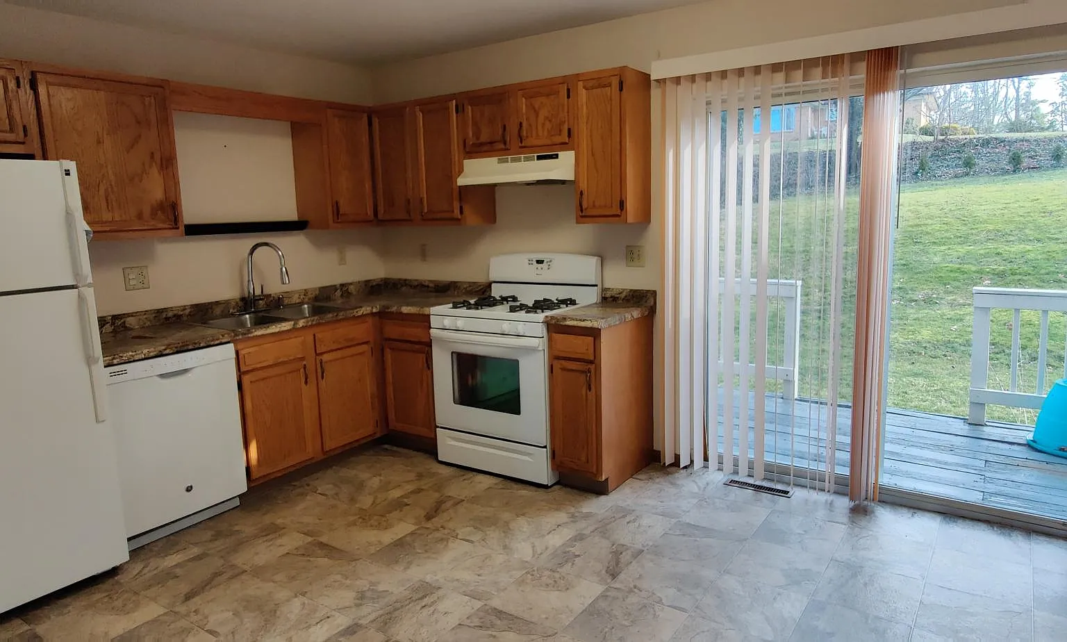 2 bed, 1.5 bath, 900 sqft, $1,100 — Photo 2