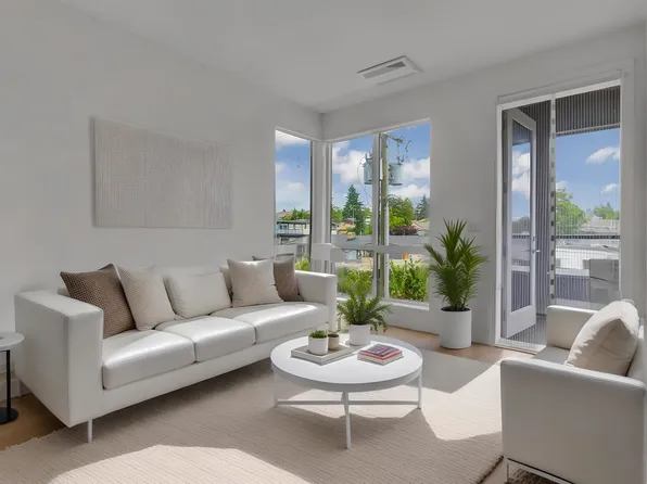 7599 15th St #307, Burnaby, BC V3N 0H9