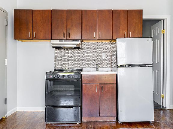 3rd image of 532 Willoughby Ave APT 2B