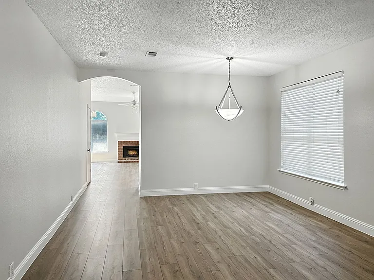 1012 Blackenhurst Ln — Photo 4
