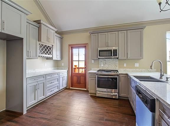 5th image of 128 Winthrop Pl