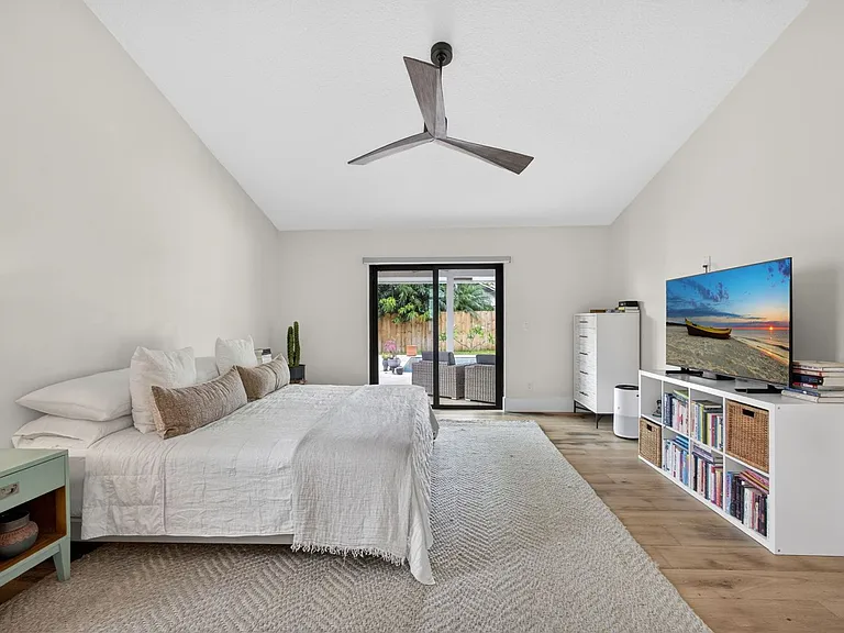 12897 La Rochelle Cir — Photo 50