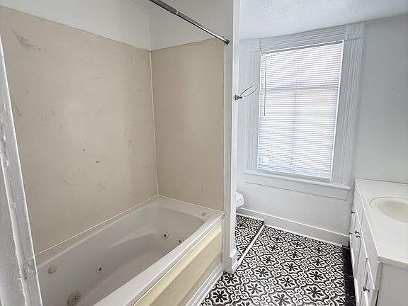 5th image of 1737 Napoleon Ave #G