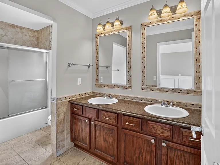 5001 Meadow Crest Cir — Photo 23