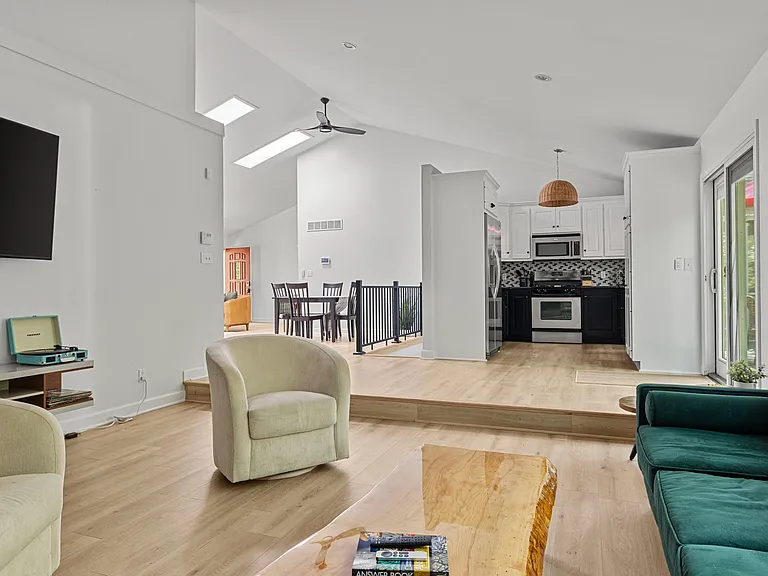 14480 Woodcrest Ln — Photo 6