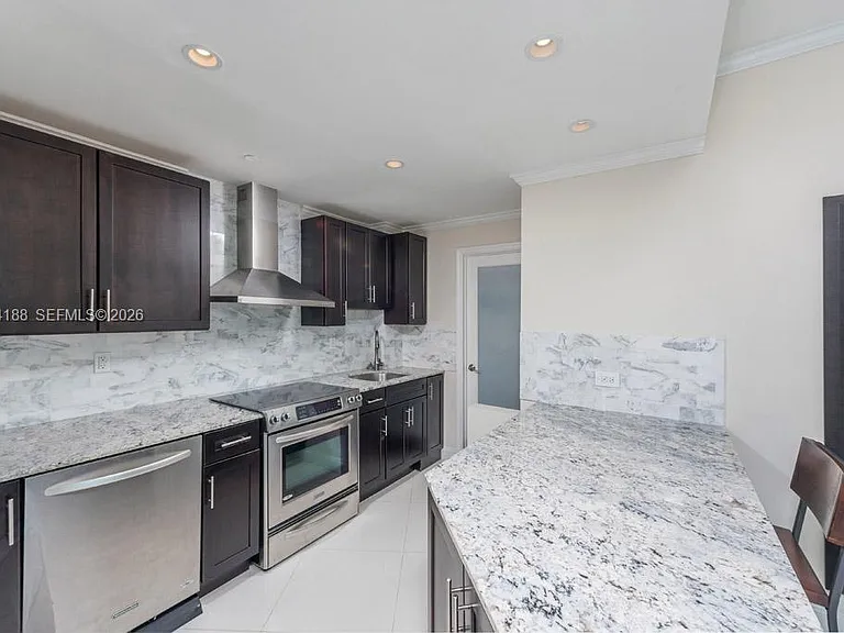 300 S Pointe Dr #706 — Photo 7