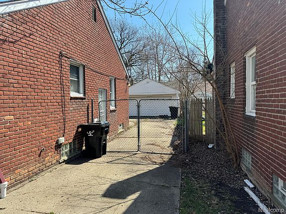 4th image of 11990 Duchess St