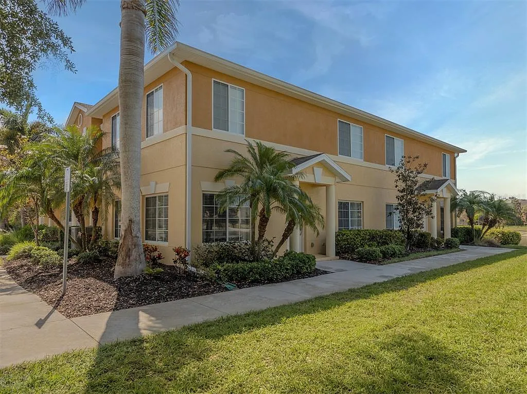3 bed, 2.5 bath, 1302 sqft, $2,000 — Photo 2