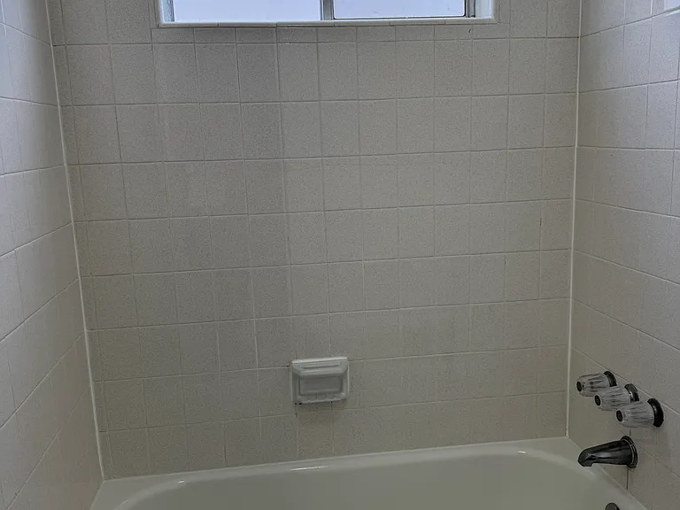 Corsica Apartments — Photo 14