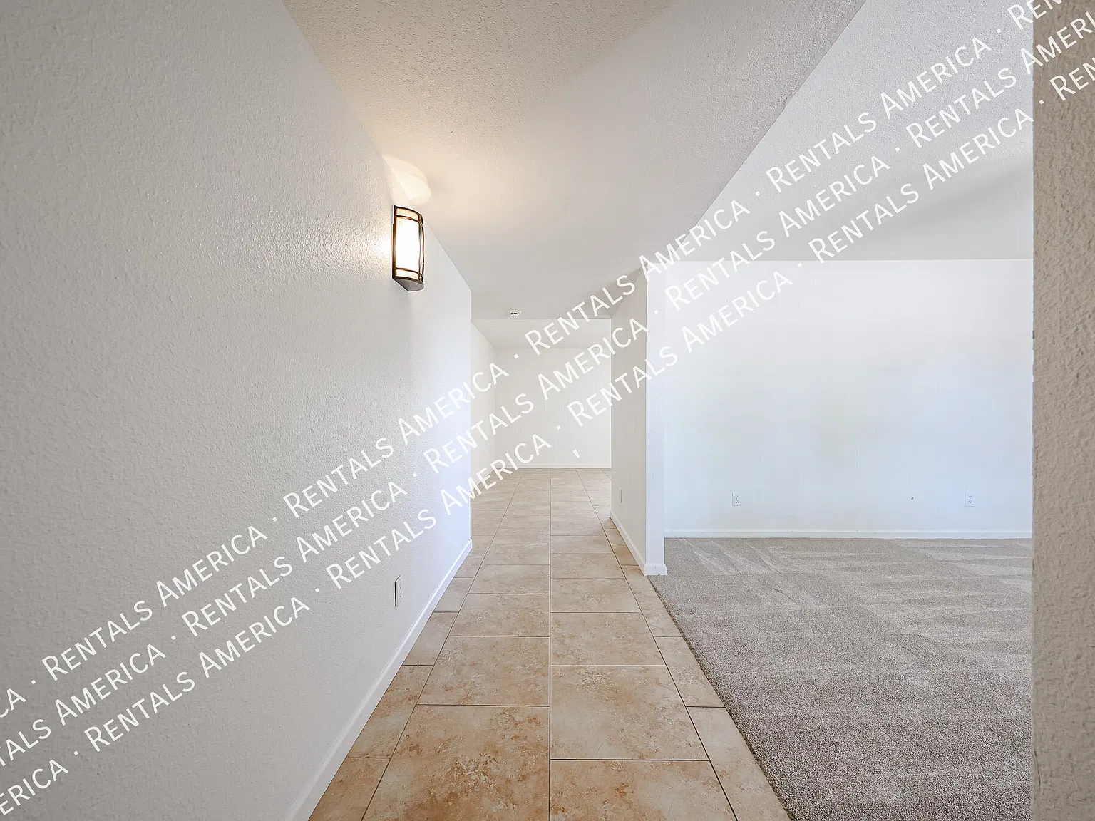 Spacious 4-Bedroom Home with Private Diving Pool in Mesa! — Photo 4