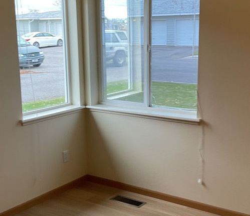 2nd image of 1062 W Oak St #29