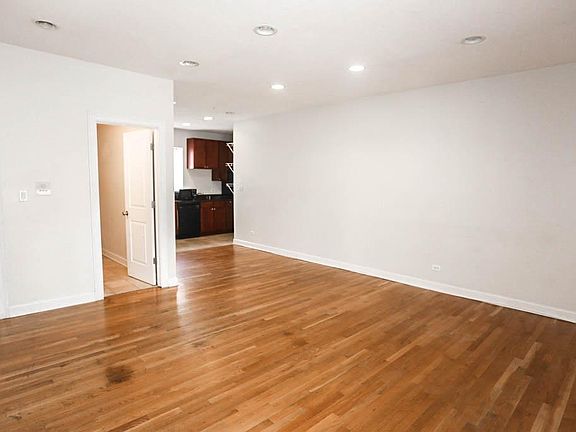 3rd image of 3920 N Pine Grove Ave #K1