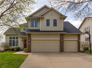 7084 Lynwood Ct, Johnston, IA 50131