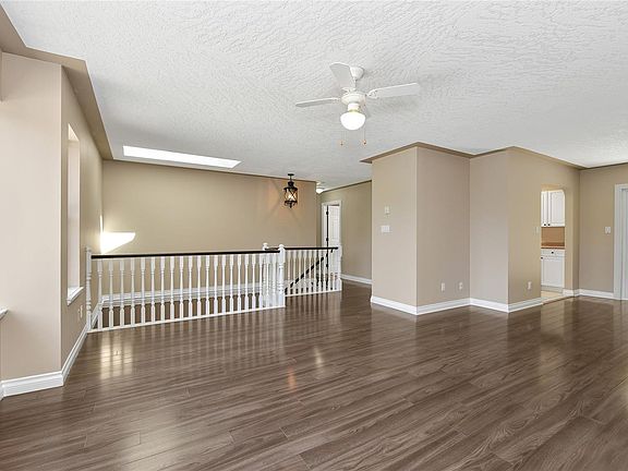 4th image of 585 Hansen Ave