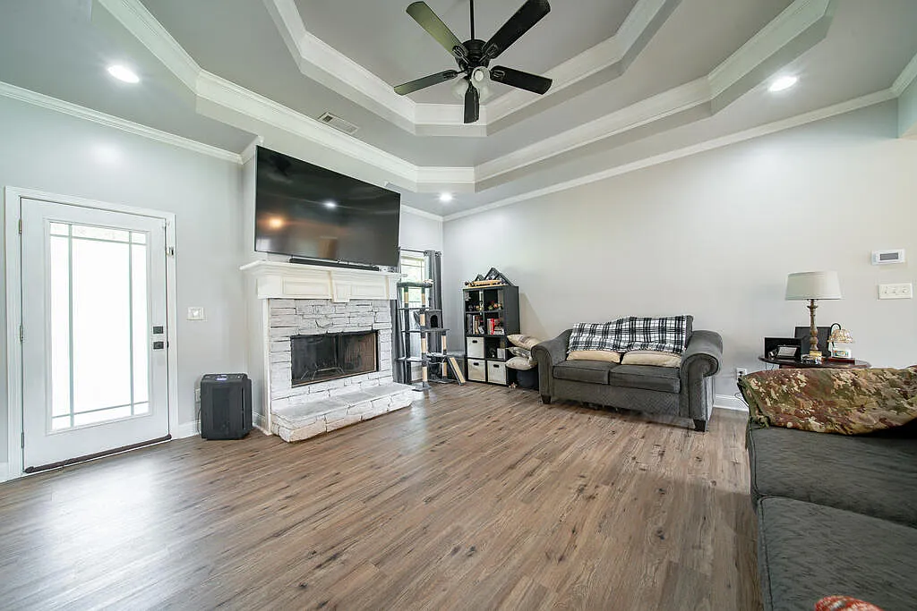 3 bed, 2.0 bath, 1694 sqft, $2,300 — Photo 4