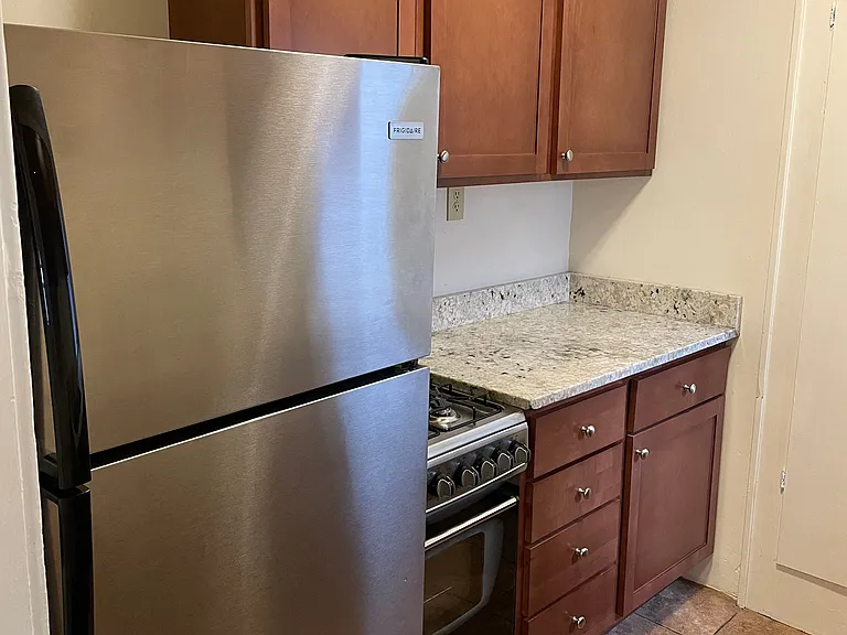 St. Clair Apartments — Photo 34