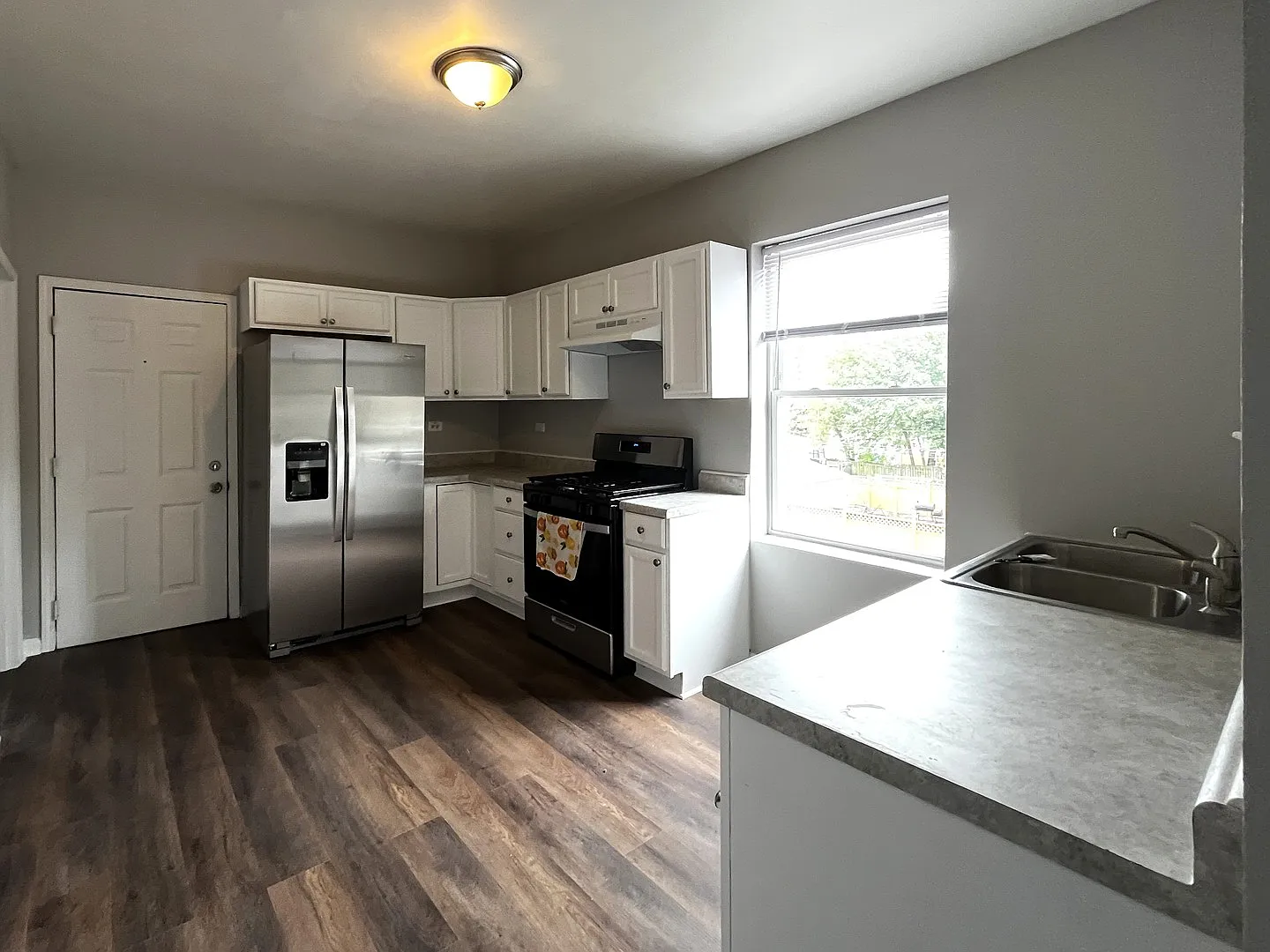 2 bed, 1100 sqft, $1,800 — Photo 3
