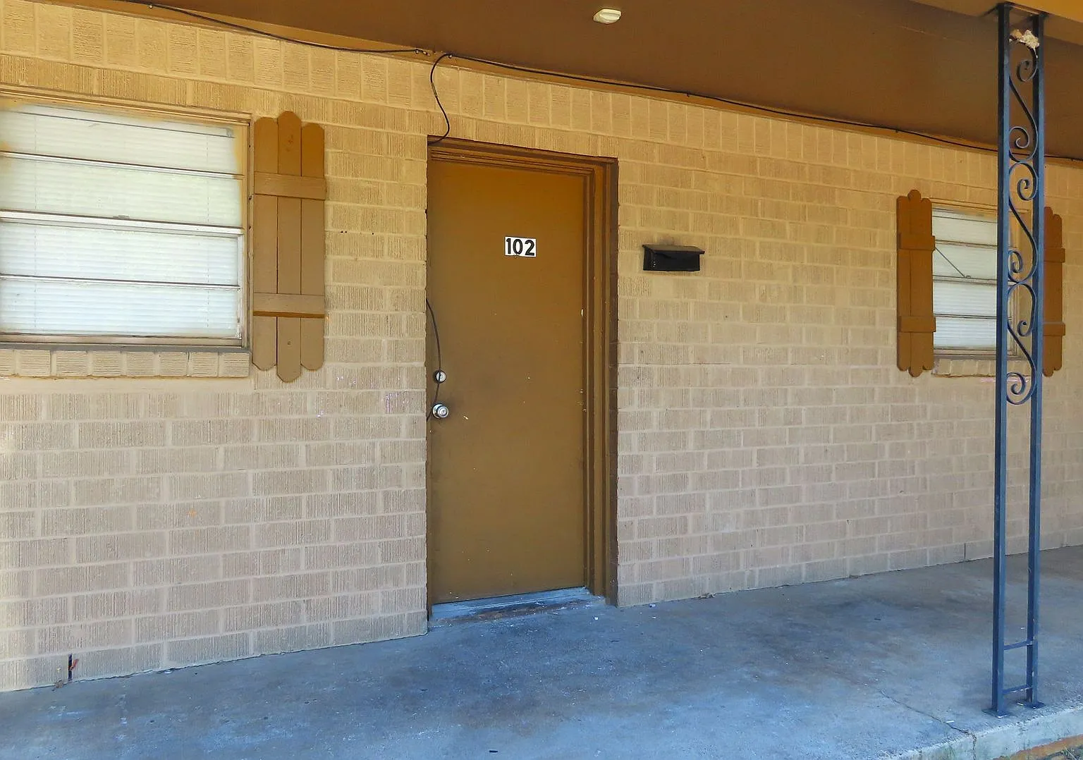 Cozy Two Bedroom One Bathroom Apartment, Water and Lawn Included! — Photo 2