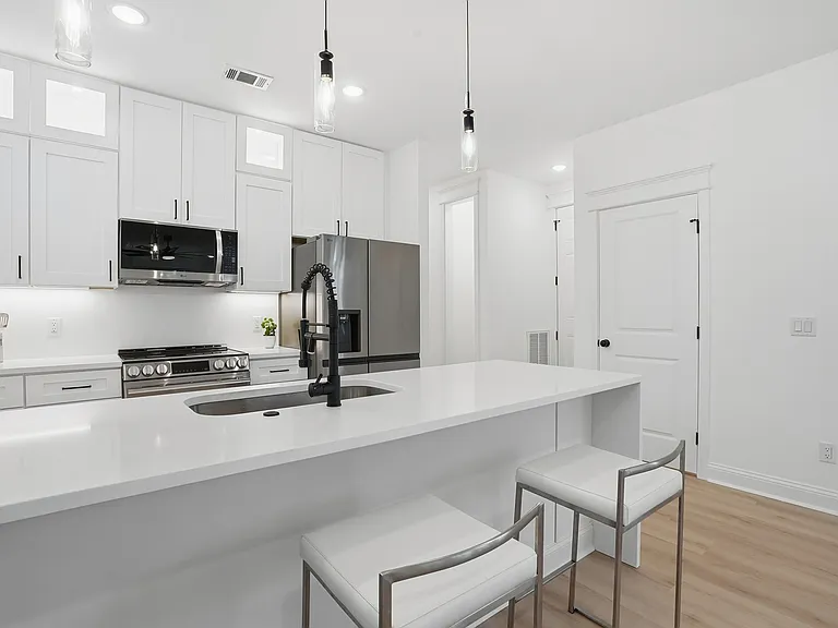 1230 E Anderson St — Photo 13