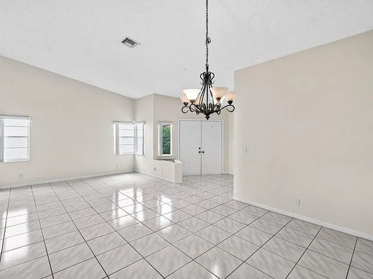 10001 Country Brook Rd — Photo 7