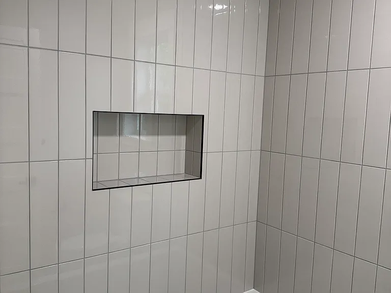 Tile surround shower/tub