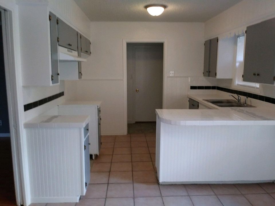 1st image of 928 W F Ave