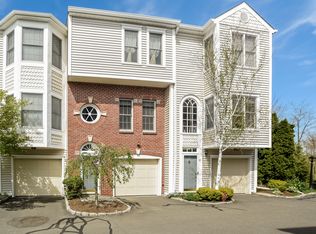 82 Bywater Ln, Bridgeport, CT