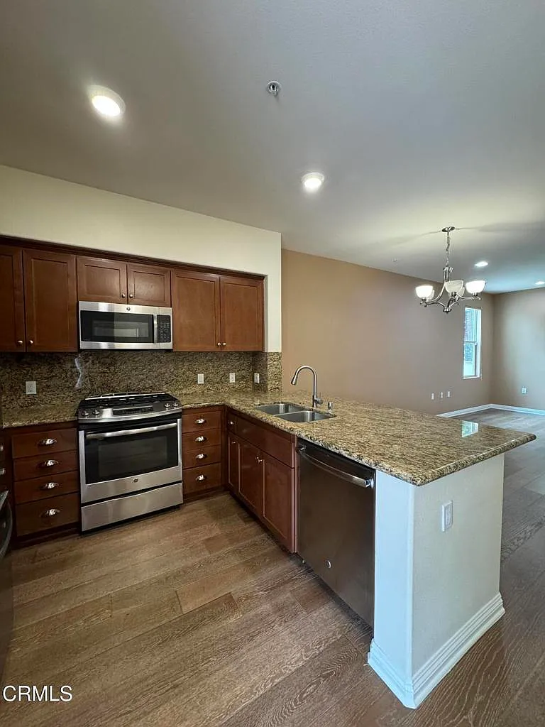 2 bed, 2.0 bath, 1060 sqft, $3,700 — Photo 2