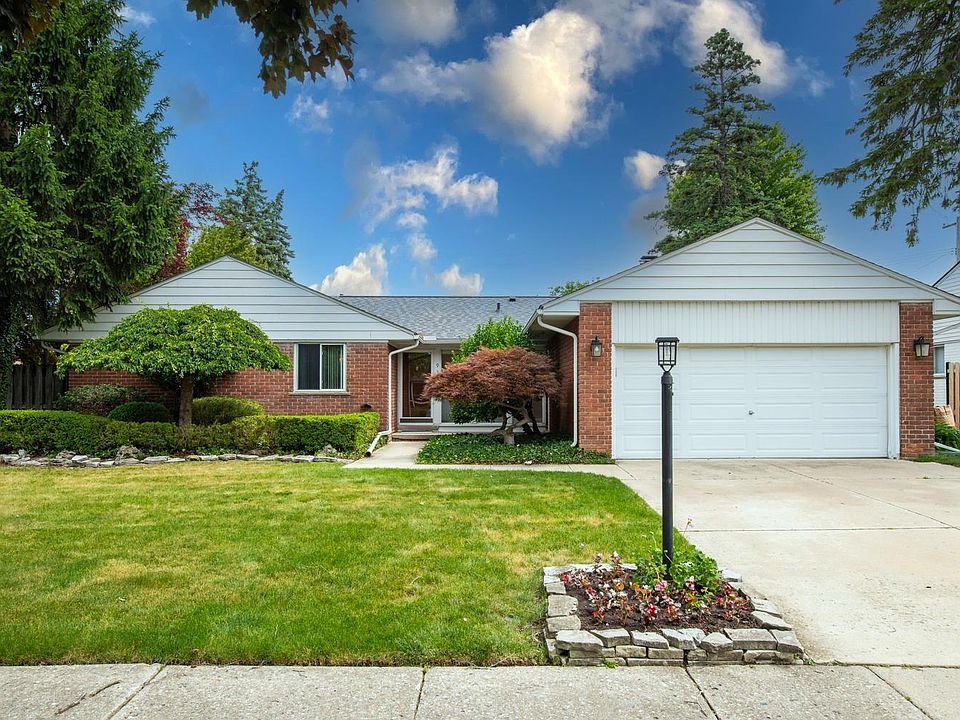 1st image of 930 Crescent Ln