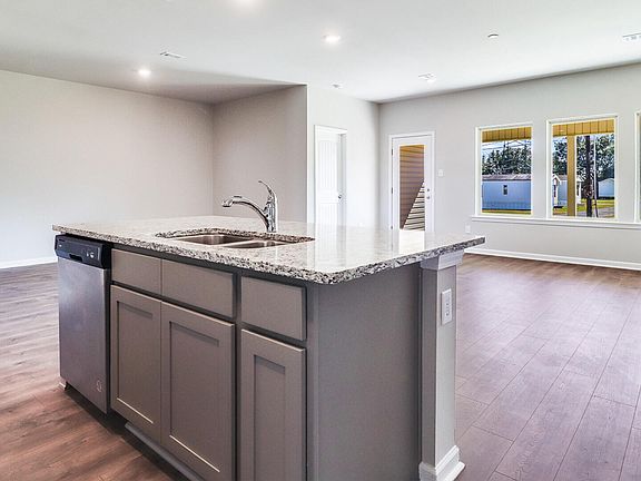 4th image of 115 Bur Oak Dr