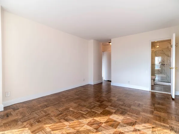 166-25 Powells Cove Boulevard image 8 of 33