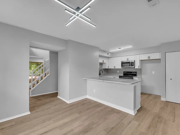 518 Turnberry Ln — Photo 5