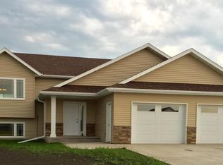 3137 43rd Ave S, Grand Forks, ND 58201