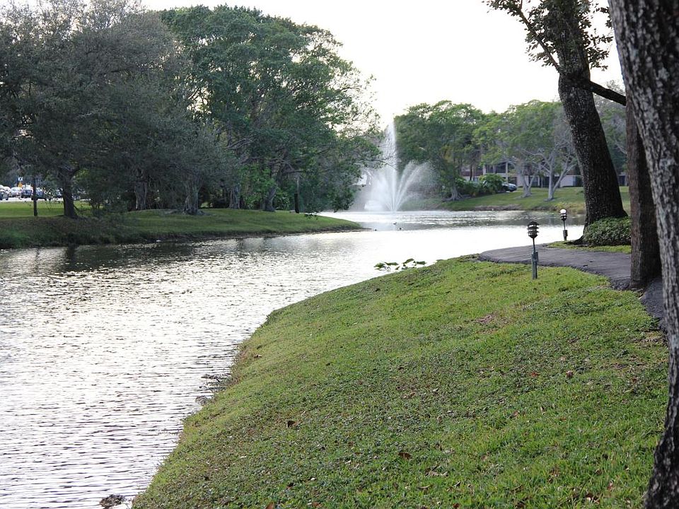 Path with wondreful lake views