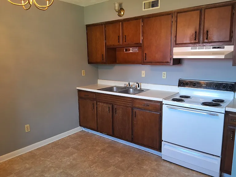253 University Dr — Photo 17