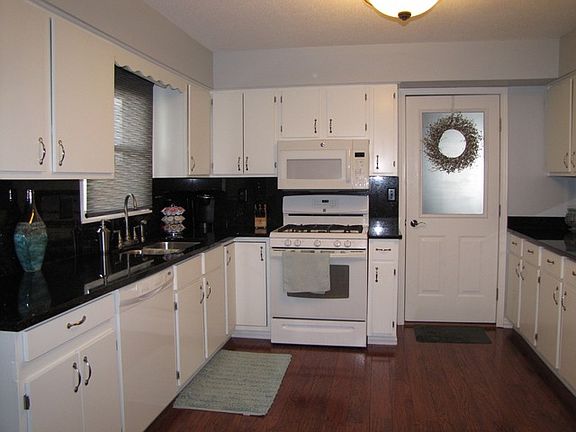 3rd image of 1207 Crestview Dr