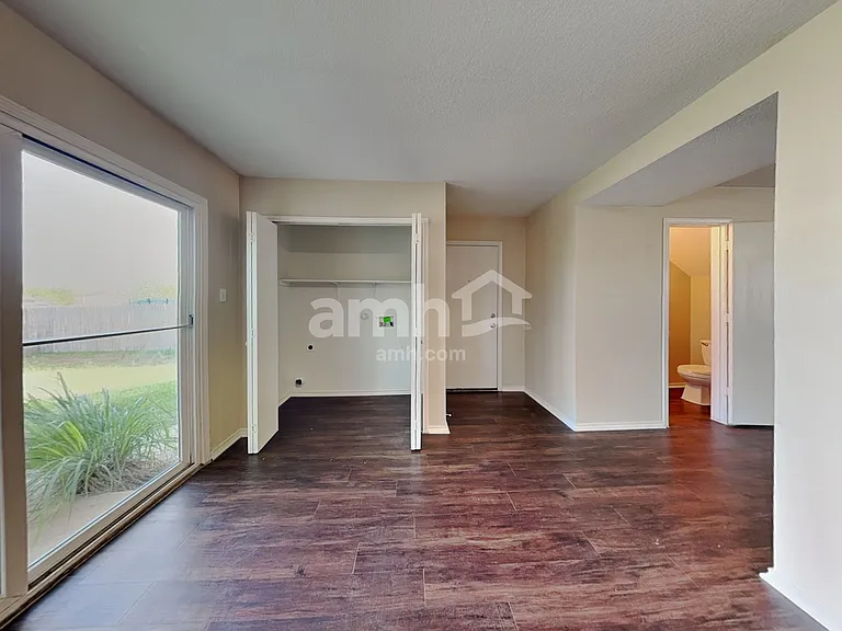 115 Karrie Dr — Photo 4
