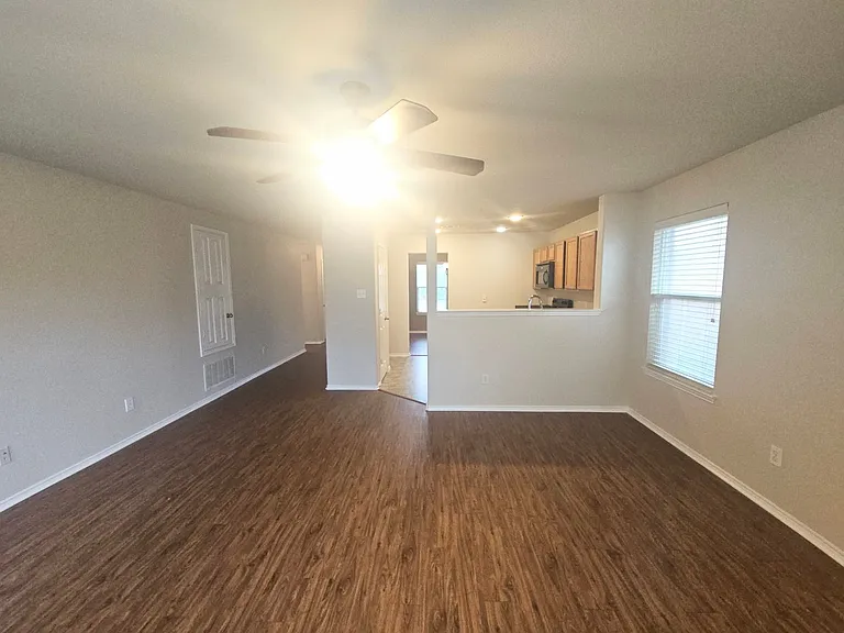 2404 Clairborne Dr — Photo 9