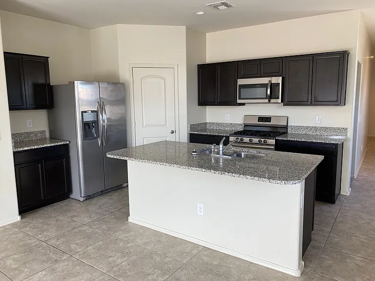 30651 W Amelia Ave — Photo 2