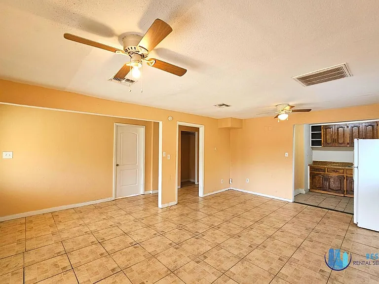 832 N Combee Rd — Photo 16
