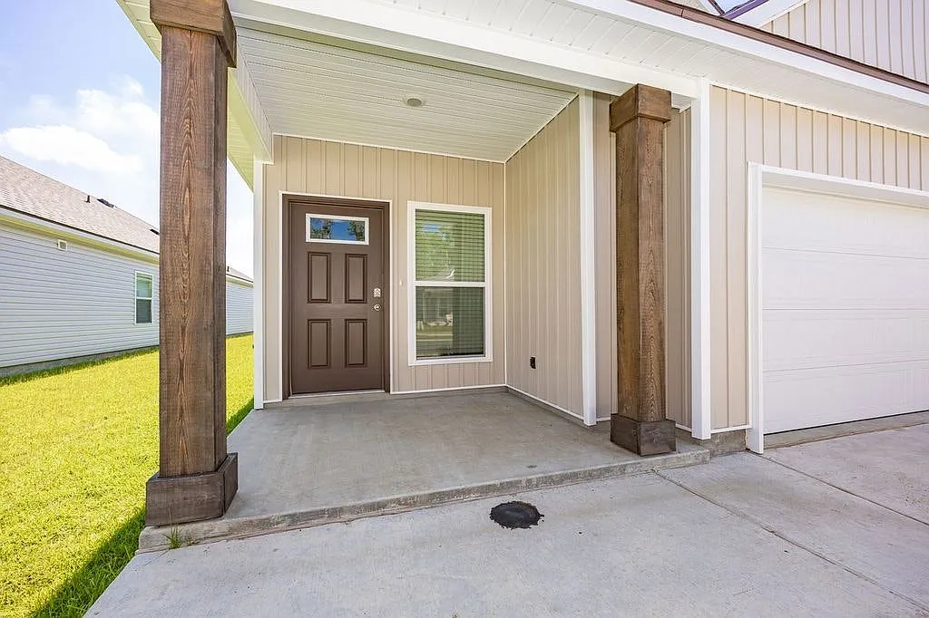 1020 Renova Drive — Photo 2