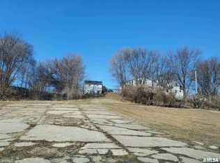 2442 Camanche Ave, Clinton, IA 52732