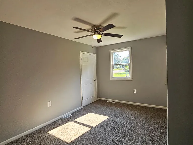 1038 E Division St — Photo 13