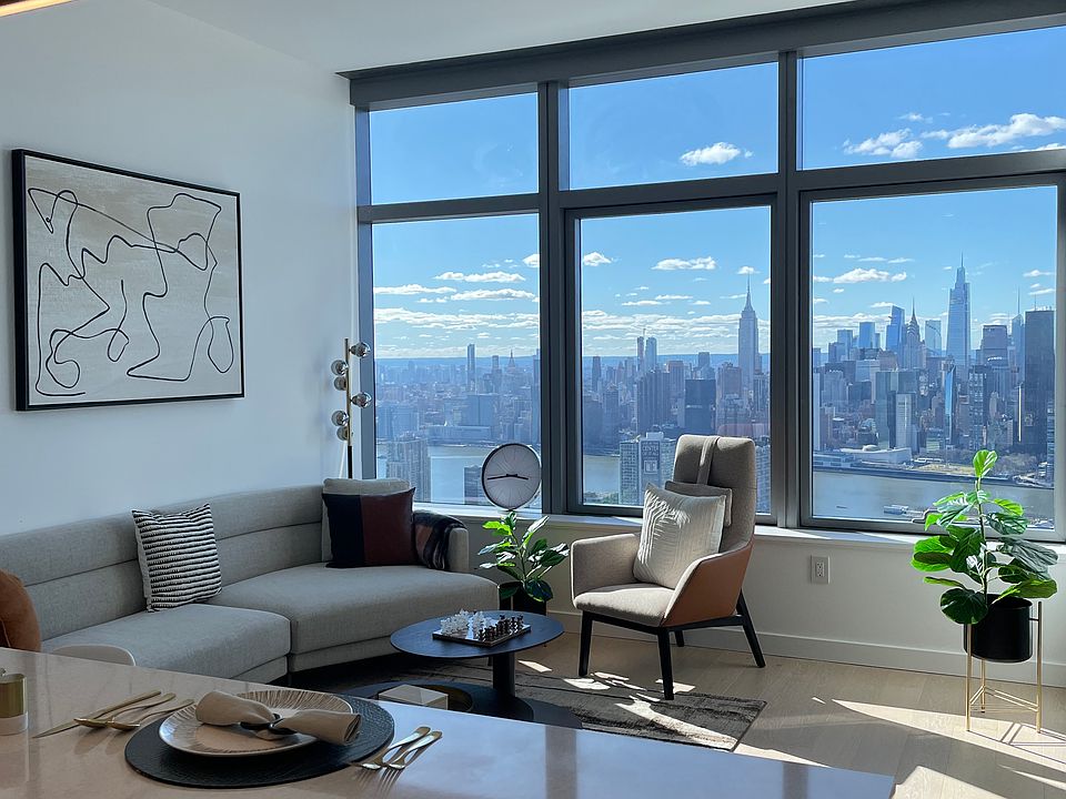 1st image of 3 Court Sq APT 5512