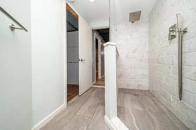 3 bed, 1.0 bath, 988 sqft, $1,050 — Photo 1