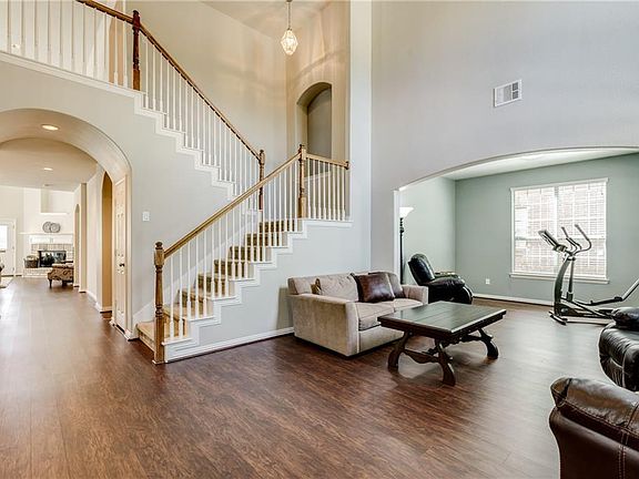 3rd image of 3416 Mayflower Dr